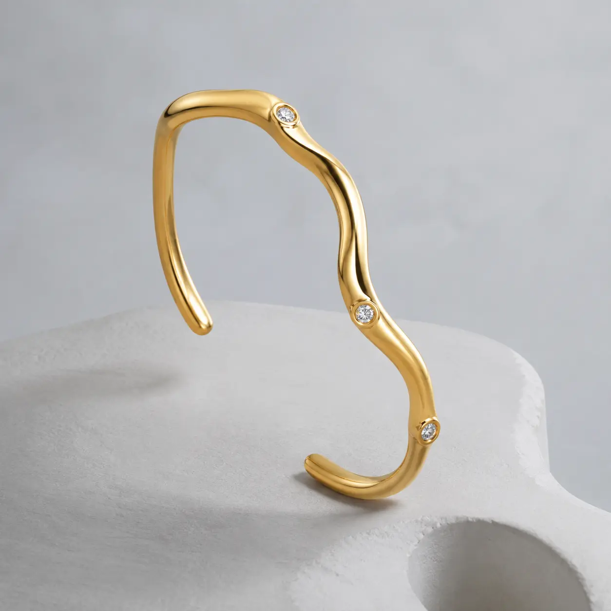 Tide gold cuff